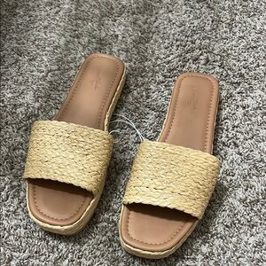 NWOT Universal Thread Tan Raffia Slip On Sandals Size 9